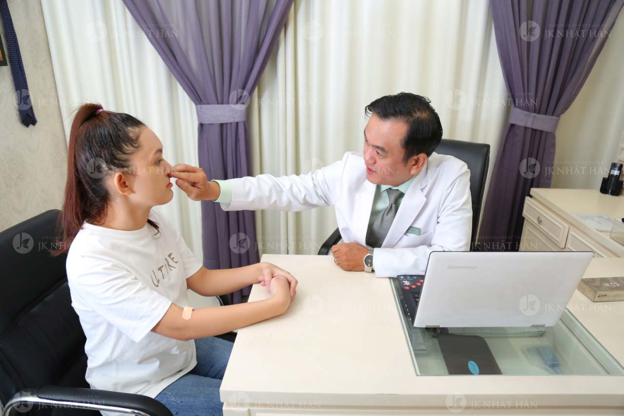 Quy trình nâng mũi tại JK Nhật Hàn:Bác sĩ kiểm tra tình trạng dáng mũi để tư vấn phương pháp nâng mũi phù hợp